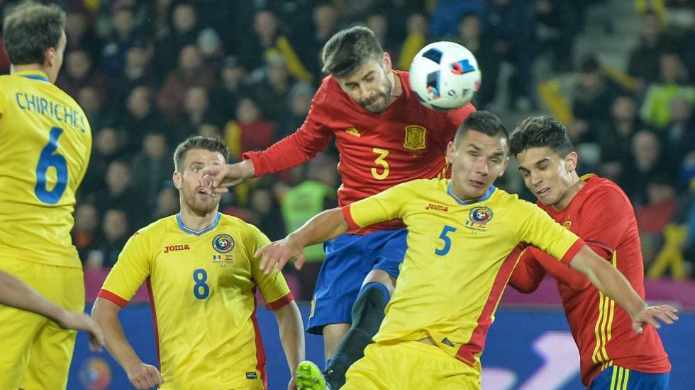 Gerard Piqué fue titular ante Rumanía con España