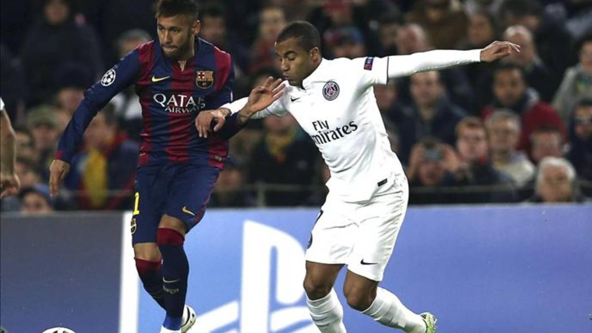 Neymar Júnior In a party in front of the PSG of the past season 2014-2015