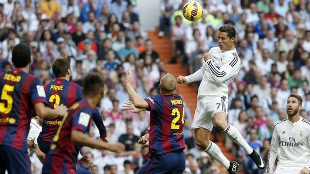 Cristiano Ronaldo saltando a por un balón en un Barça-Madrid