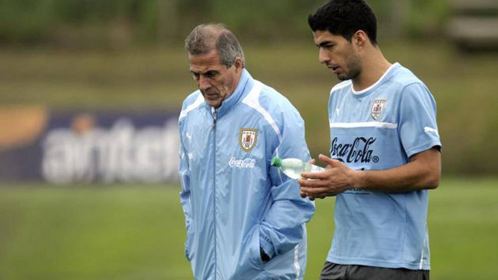 Óscar Tabárez y Luis Suárez en un entrenamiento de Uruguay