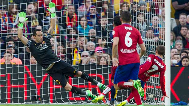 The goalkeeper of the fc barcelona claudio bravo went back to save to his team in front of the athletic of madrid