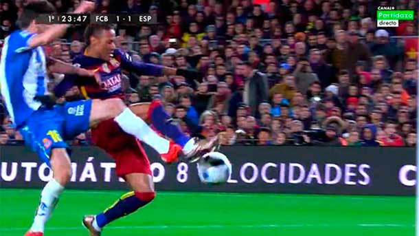 The referee of the party did not see a clear penalti of the central javi lópez on the leading neymar júnior
