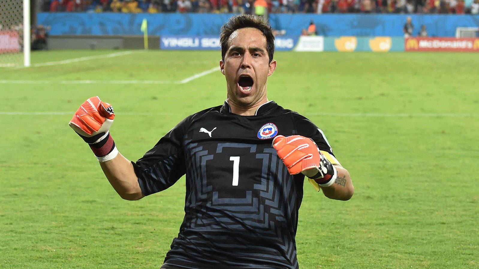Claudio Bravo, celebrando un gol con la selección de Chile