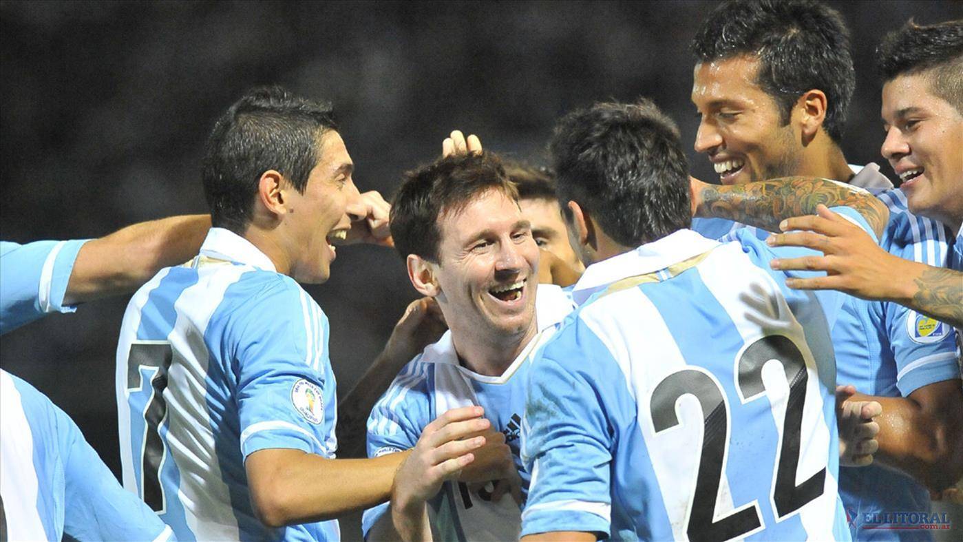 Messi, smiling beside his mates of the albiceleste