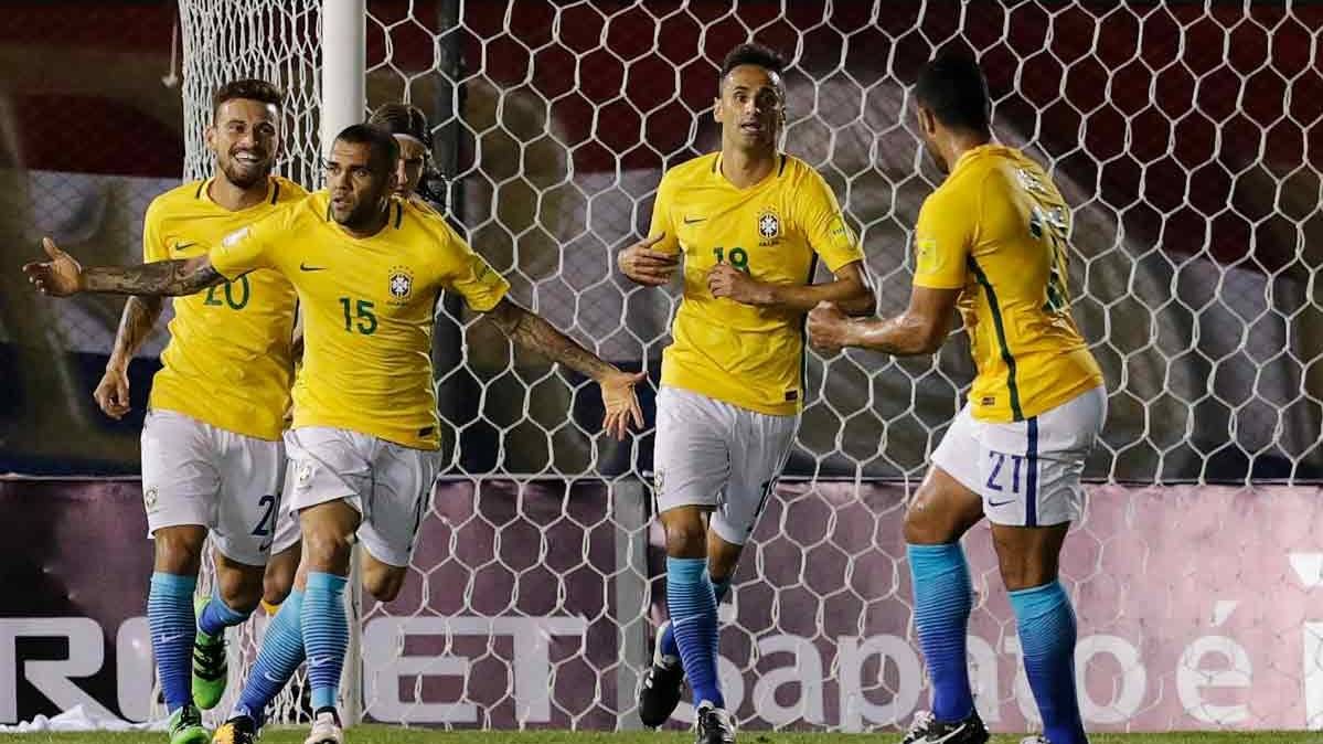 Dani Alves marcó el gol del empate final entre Brasil y Paraguay