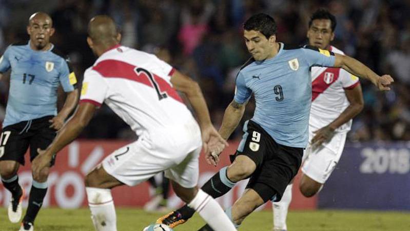 Luis Suárez contributed to the victory of Uruguay against Peru