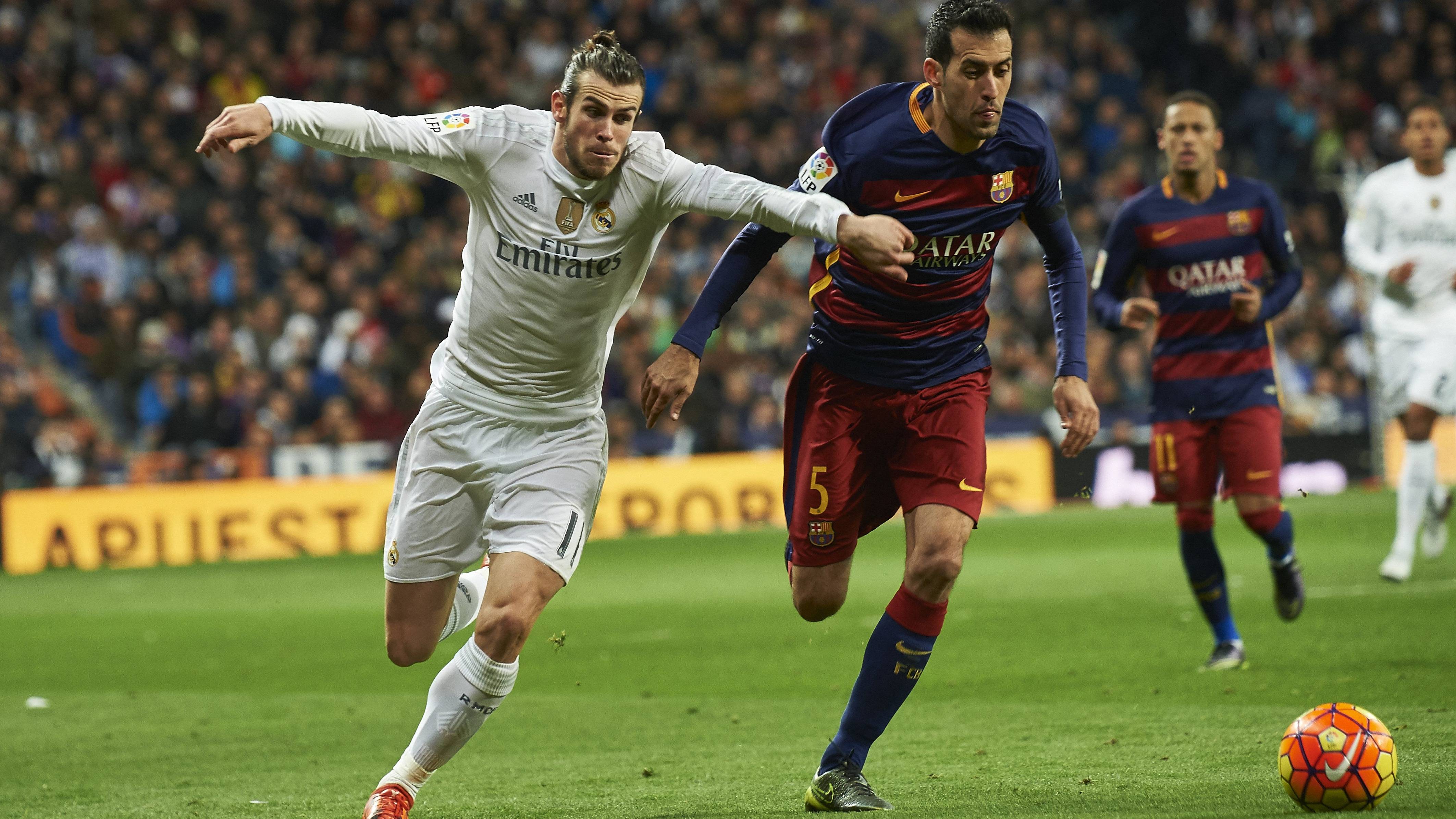 Gareth Bale, pugnando por un balón con Busquets