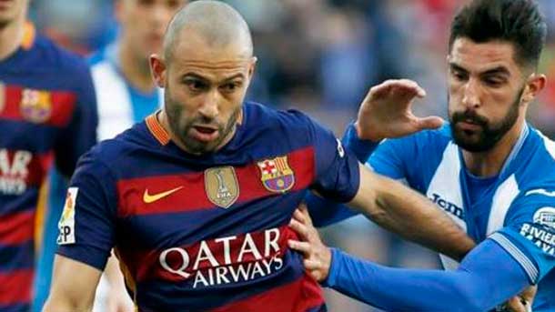 The fc barcelona put  for the first time the shield that distinguishes him like champion of the world in front of the espanyol, without a lot of luck