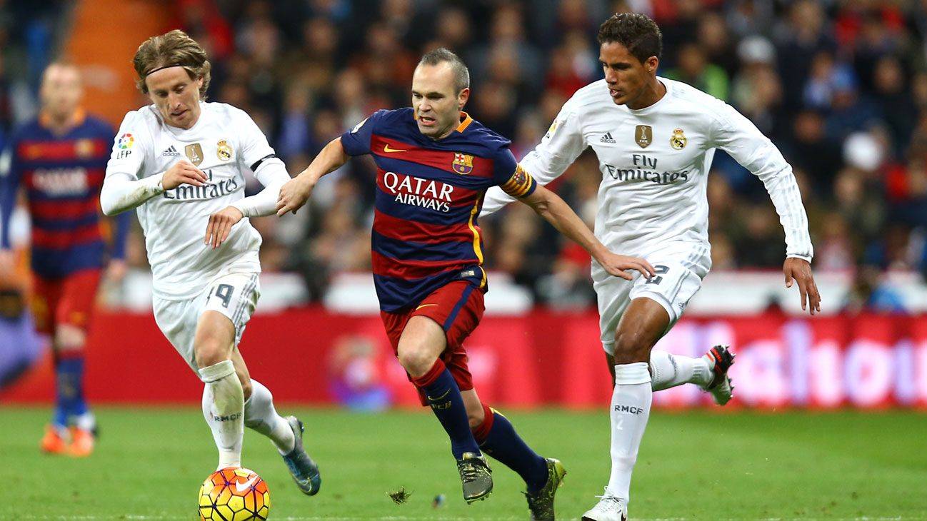 Iniesta, contesting a balloon with Modric and Varane