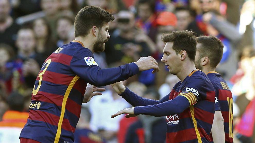 Gerard Piqué y Leo Messi se abrazan tras marcar un tanto