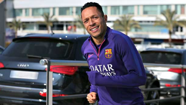 El FC Barcelona cuenta con Adriano y no quiere traspasarle