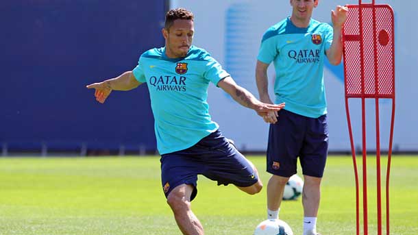 Adriano, cerca de renovar con el FC Barcelona hasta 2018