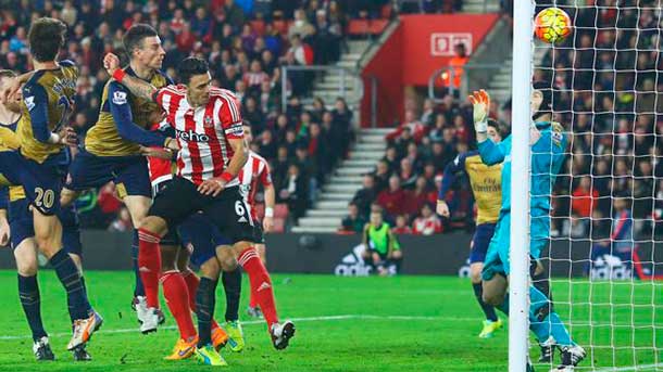 Hecatombe de un Arsenal que pudo ser líder (4-0)