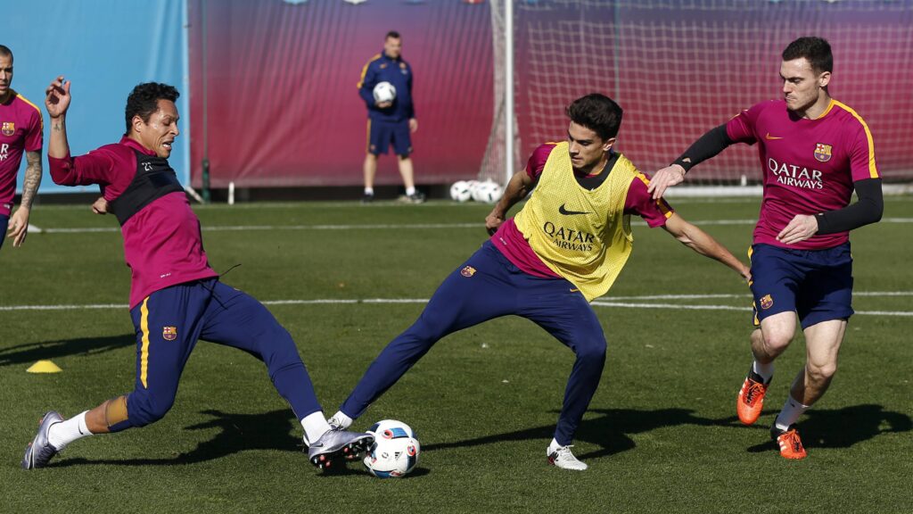 Esto es lo que el Barça pedirá por Adriano y Marc Bartra