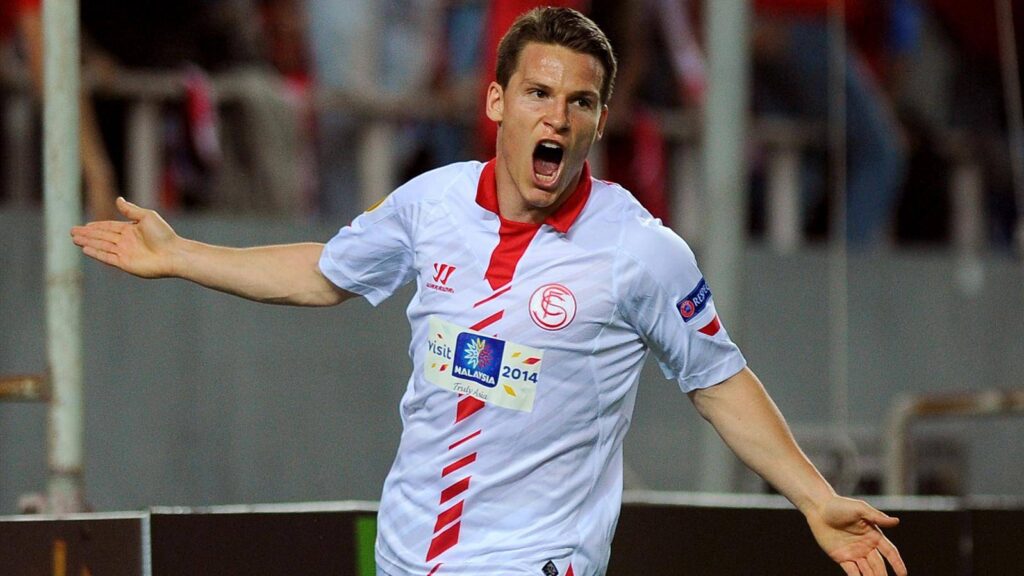 Gameiro lidera la lista de fichajes del Barça para la delantera