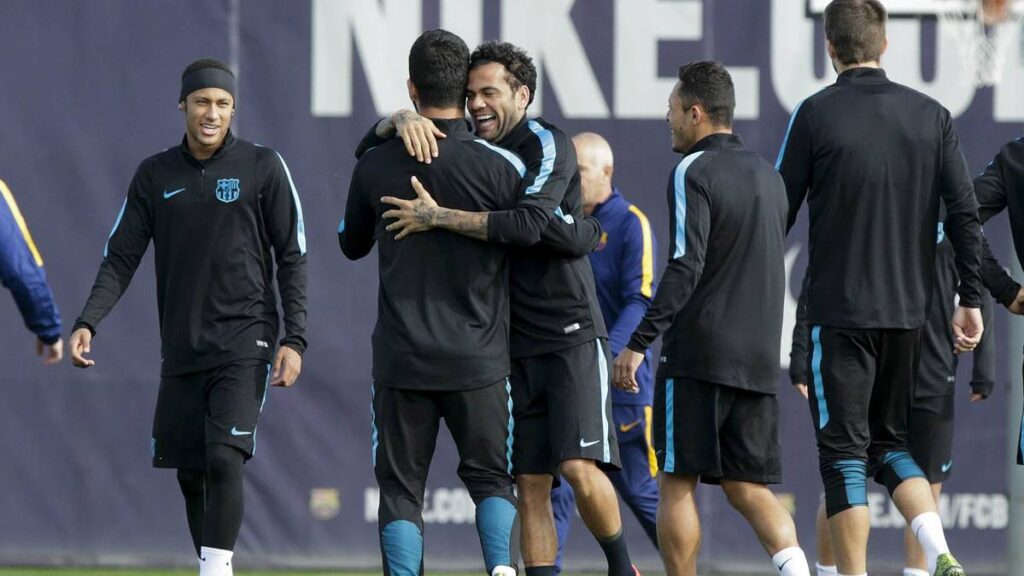 La liga china podría seducir a Dani Alves y Arda Turan