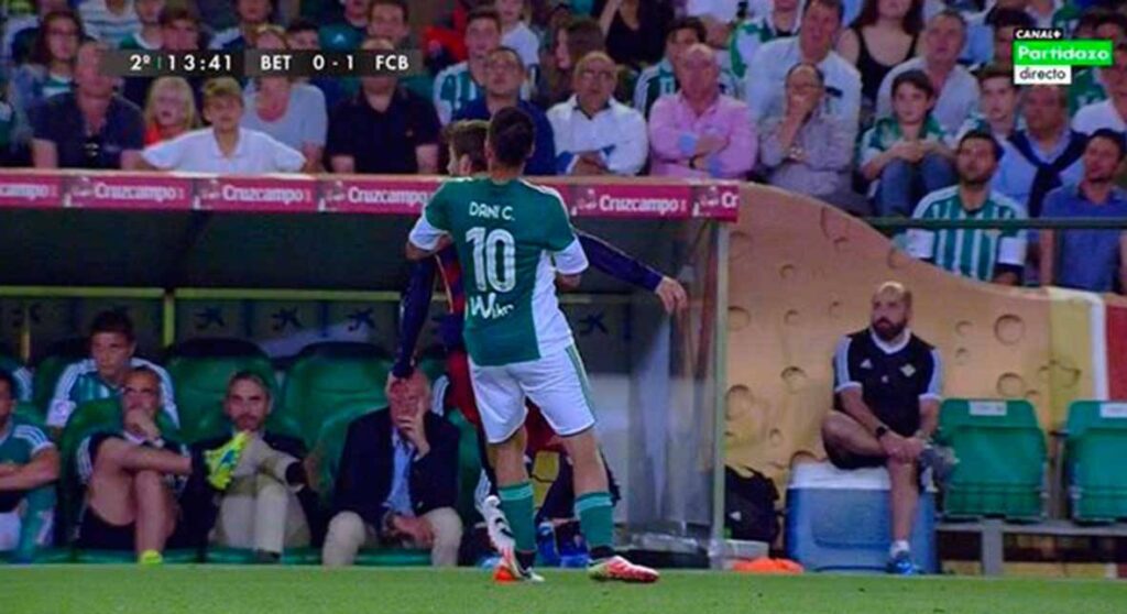 Ceballos agredió a Piqué y a Alves y acabó siendo amonestado