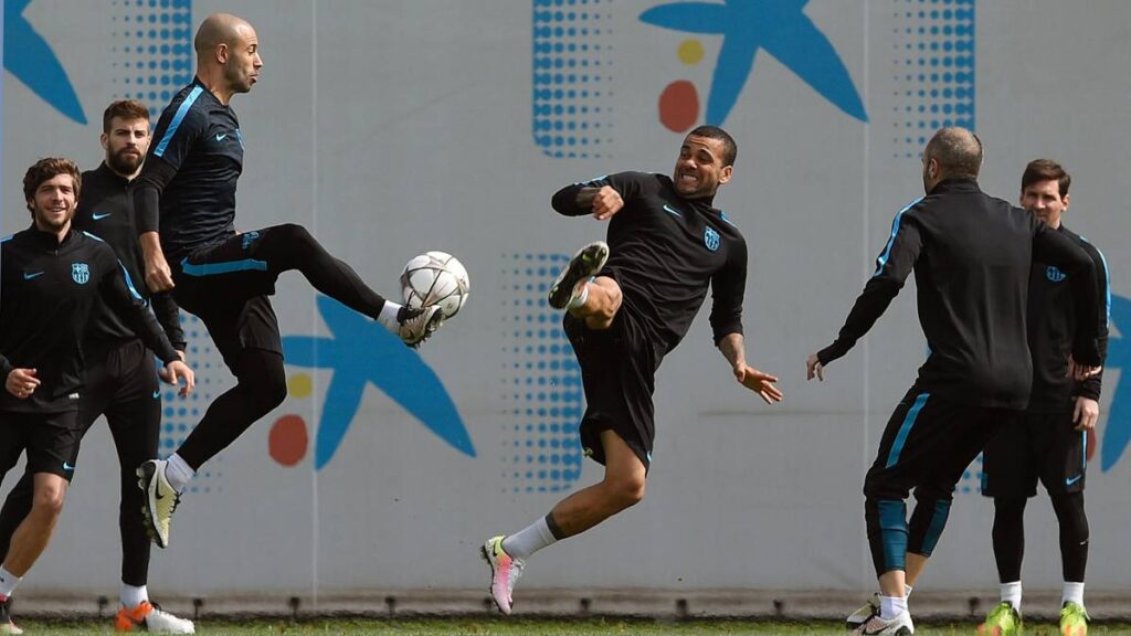 El Barça, pendiente del futuro de Alves y Mascherano