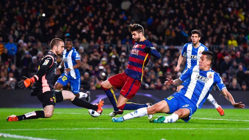 Posible gresca entre Piqué y Burgui tras la rúa del Barça