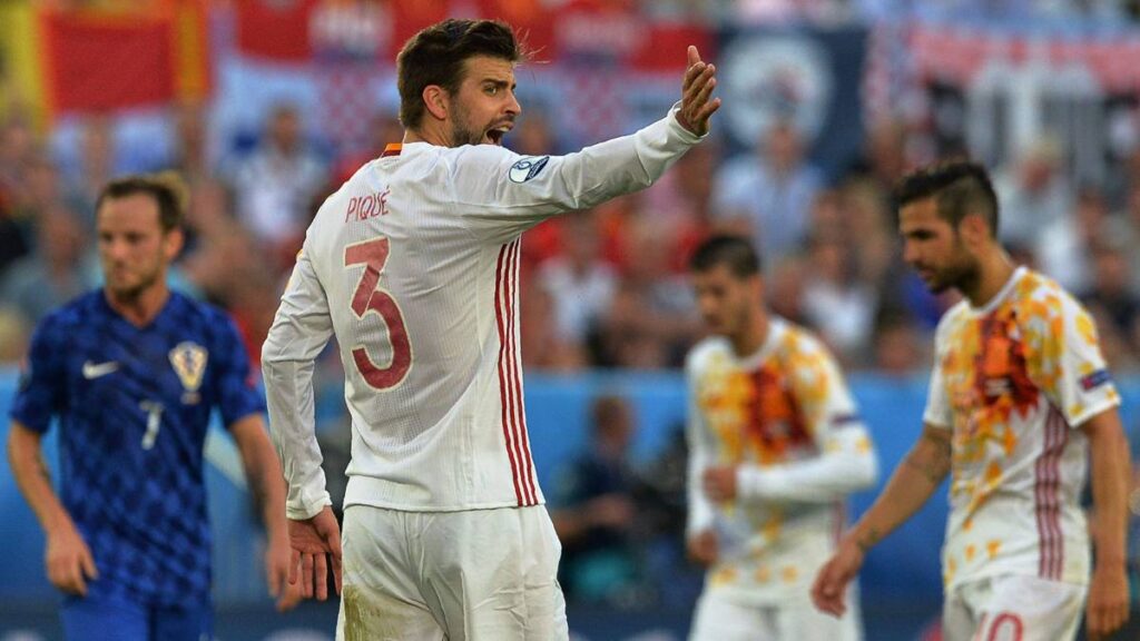 INVEROSÍMIL: ¡Acusan a Piqué de peineta al himno de España!
