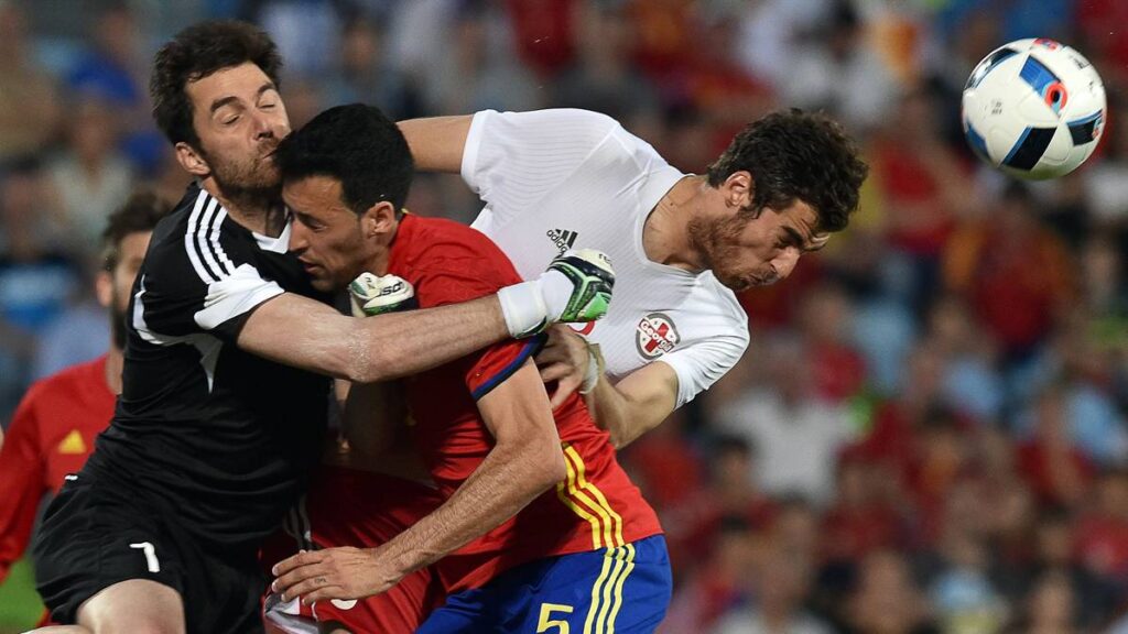 ALARMA: Busquets acabó con grapas en la debacle de España