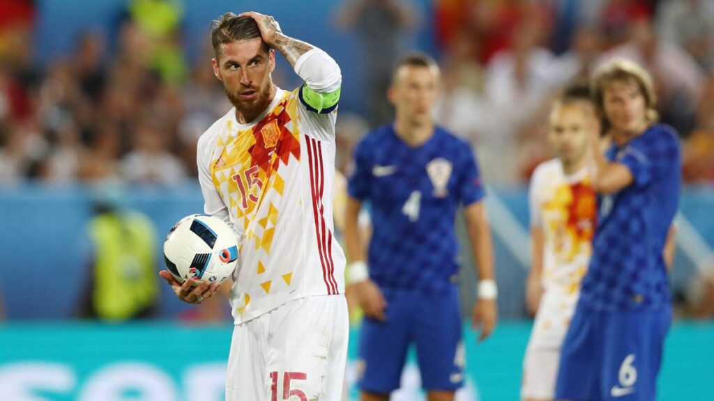 Ramos falla un penalti y España, segunda de grupo (2-1)