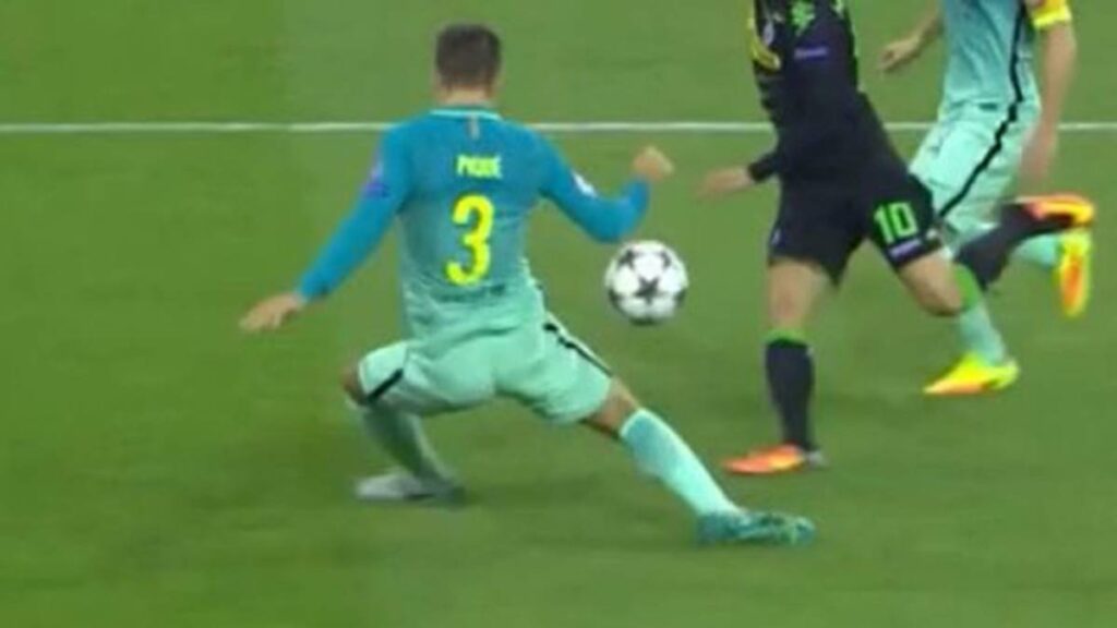 Piqué, a punto de cometer penalti en Mönchengladbach