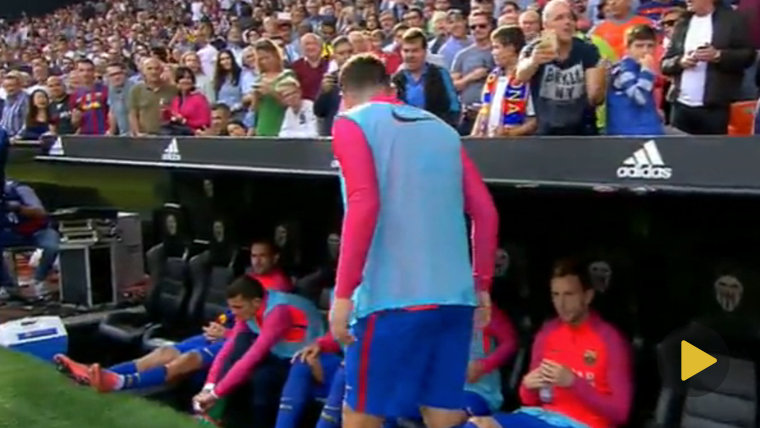 ¡A Alcácer le tiraron una bolsa de pipas desde la grada!