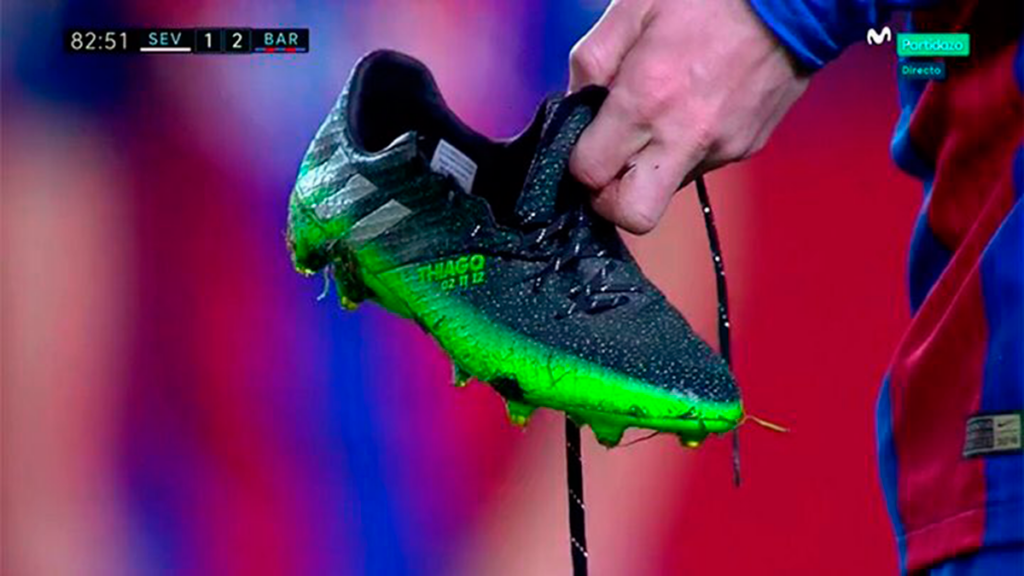 Esperpento Latre: Amonestó a Messi tras romper su bota
