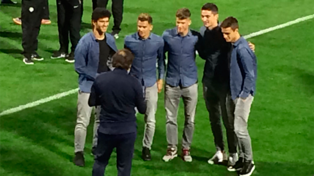 Los jóvenes del Barça, muy juntos y la coña de «Lucho» a Tevenet