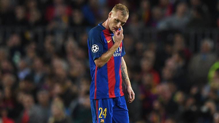 Los jugadores del Barça reciben a Mathieu con aplausos