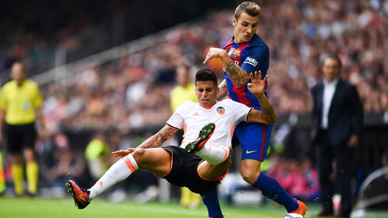 Cancelo se fija en Alves para cuando recale en el Barça
