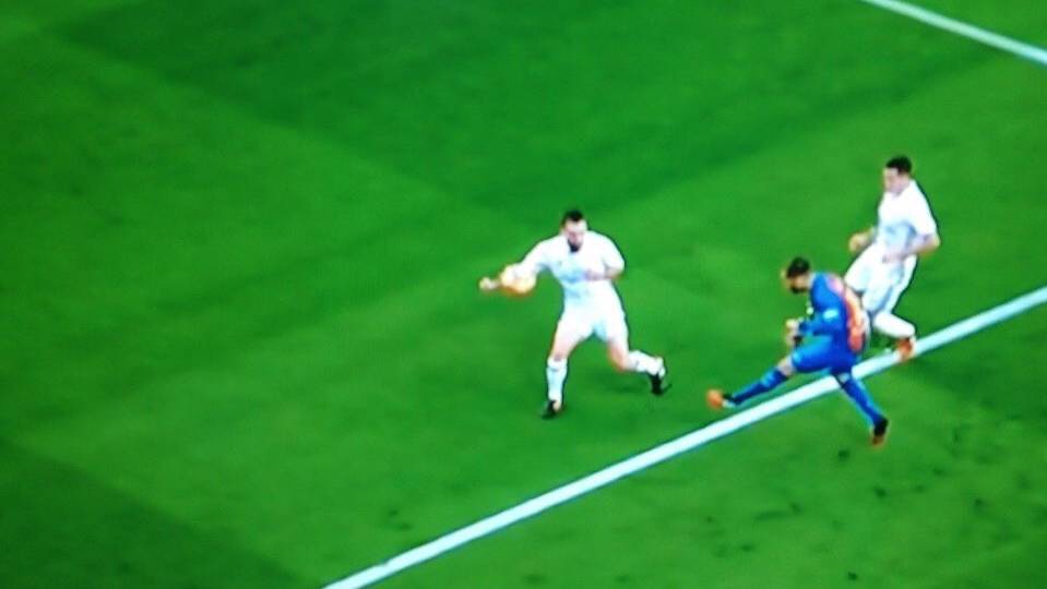 POLÉMICA: Penalti no pitado a favor del FC Barcelona por mano