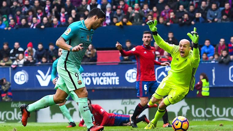 Luis Suárez desatascó el Osasuna-Barça y se acercó al «Pichichi»