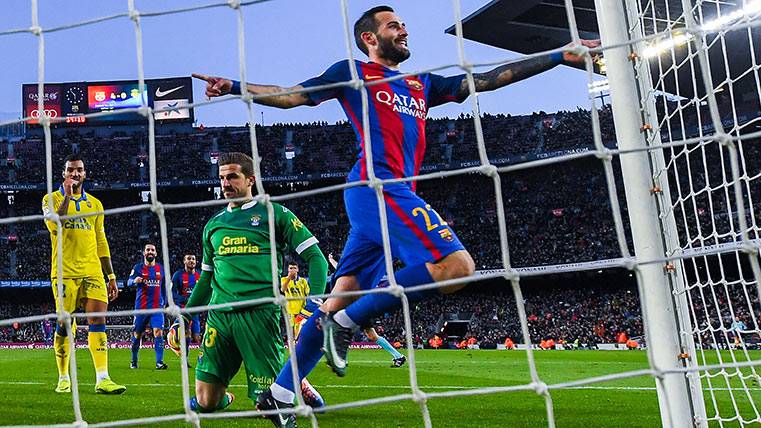 El Camp Nou ovacionó a Aleix Vidal y a Alcácer ante Las Palmas