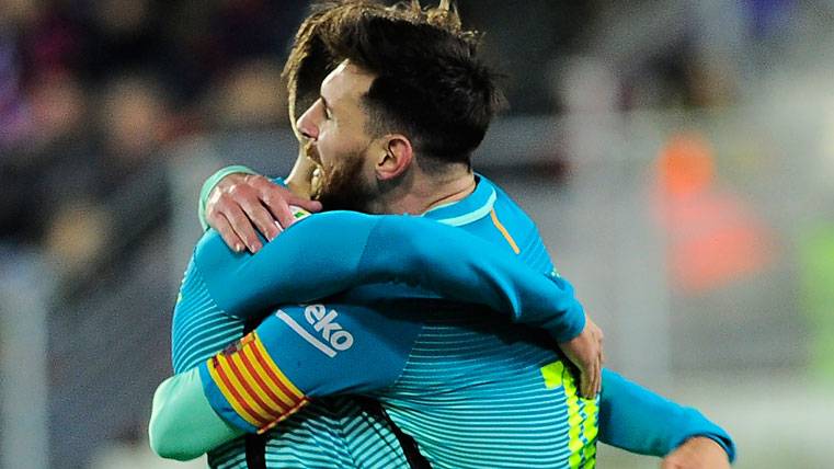 Suárez y Messi volvieron a juntarse para rematar al Eibar