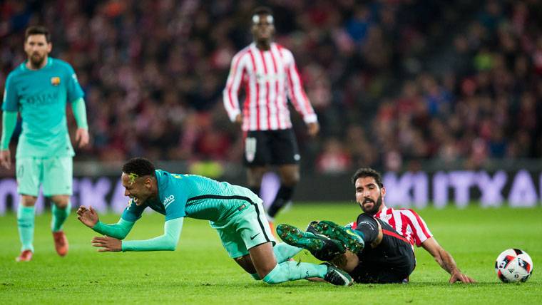 VERGÜENZA: El árbitro no pitó un penalti a «Ney» y castigó al Barça