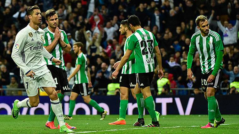 Mateu Lahoz «molesta» al Betis y le hace perder ante el Madrid