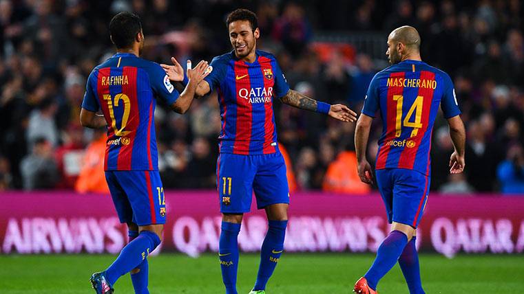 Neymar Júnior también los sabe meter en el Camp Nou (de falta)