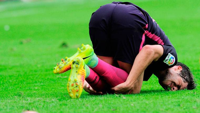 La rodilla de Sergi Roberto dio el susto tras un golpe de Piatti