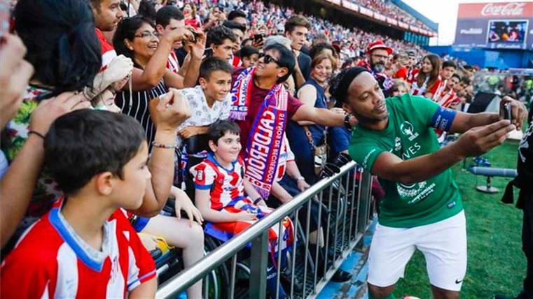 Ronaldinho, ovacionado en el adiós al Vicente Calderón