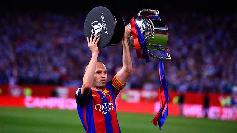 Iniesta, muy feliz: celebra dos ascensos en sólo un día