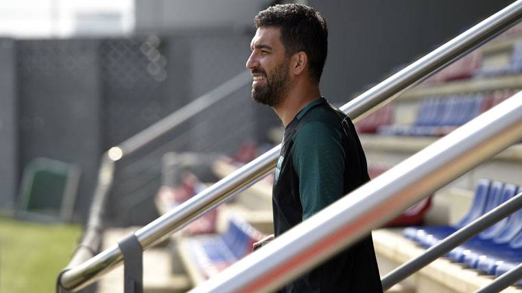 Arda Turan habría intentado agredir a un periodista turco