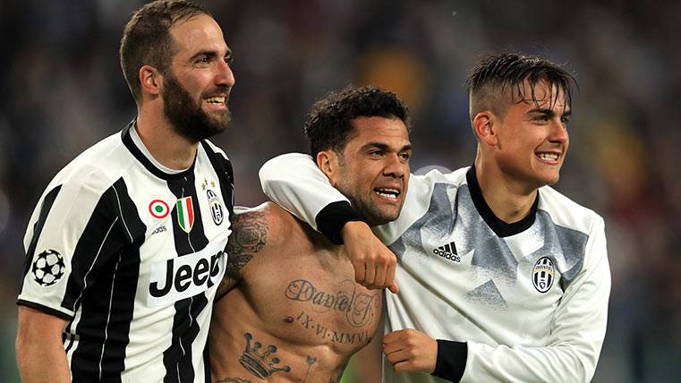 Higuaín despide a un Dani Alves que podría irse al City