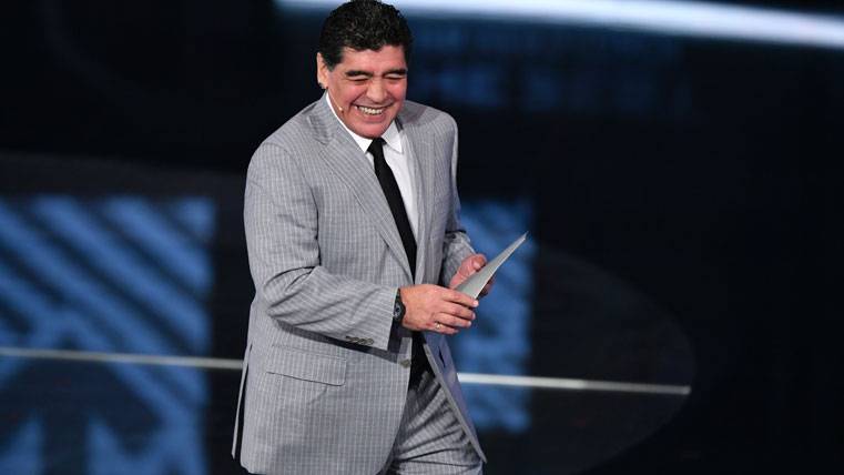 Maradona contesta a Alves: «Hace 28 centros y acierta 4»