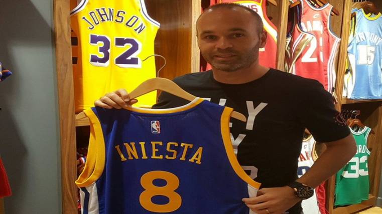 Iniesta visita la tienda de la NBA y disfruta con su familia