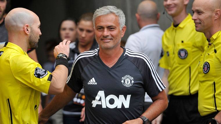 Mourinho se llevó una camiseta del Barcelona para su hijo