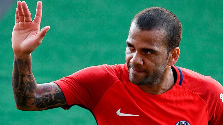 Un fan llama basura a Neymar y Alves y el lateral le responde