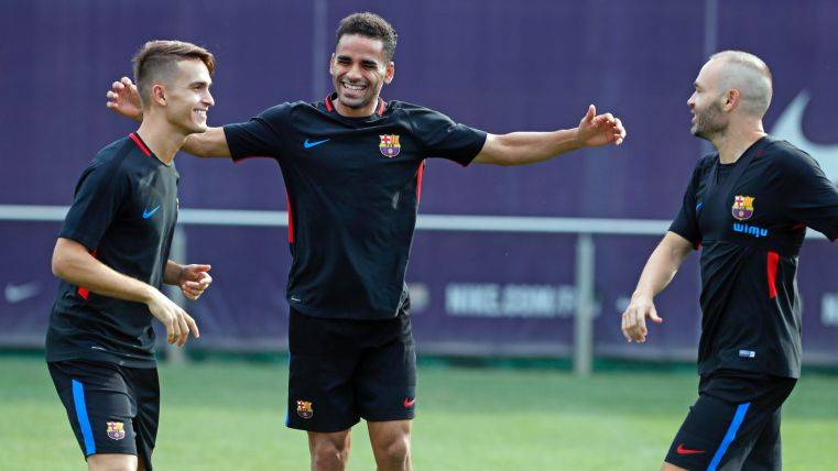 El Barcelona sigue entrenándose y felicita a Douglas