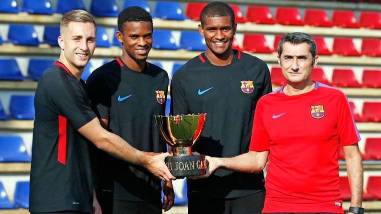 Los recién llegados ya posan con el Trofeo Joan Gamper